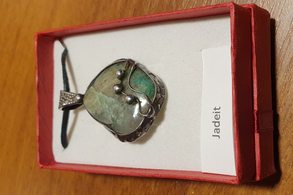 Náhrdelník - autorský  cínovaný šperk s Jadeitem